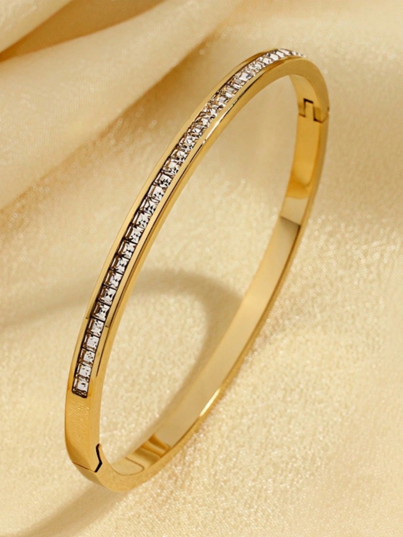 

1/ Простой и элегантный браслет из нержавеющей стали с покрытием из 18-каратного золота, полностью инкрустированный бриллиантами, модный, идеально подходит для подарков подружкам невесты и друзьям