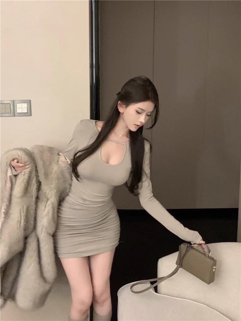 Maillard Shows Her Figure and Neck Dress, Women's Autumn and Winter Pure Desire, Sexy Hip-wrapped Mom Short Skirt, Base Skirt, Inner Skirt.