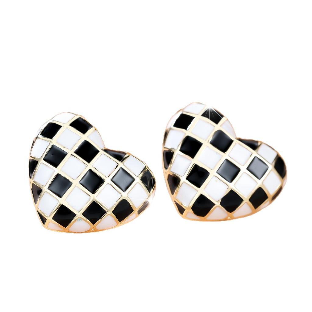 Hot-selling new women's checkerboard small ring earrings retro cold wind simple love stud earrings