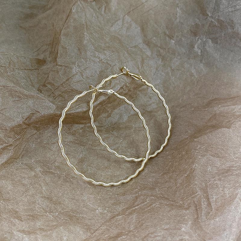 

Elegant Wavy Curved Hoop Earrings - European & American Light Luxury Style золотой