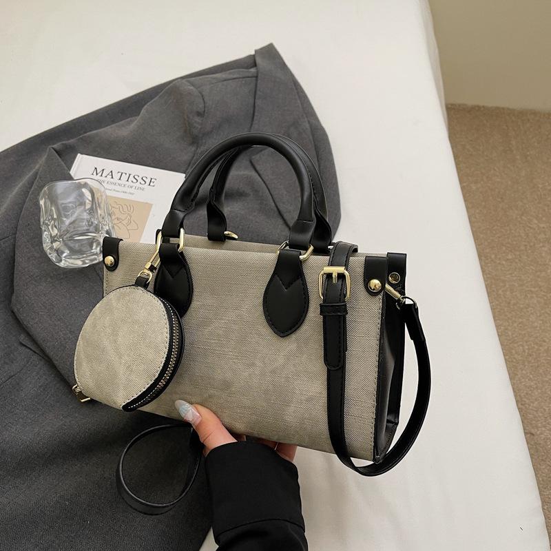 

Contrasting color handbag women s bag 2025 new versatile textured small square bag French commuter premium messenger bag бежевый