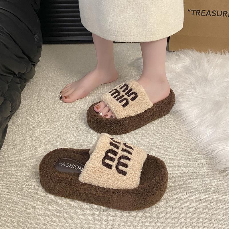 2025 höst och vinter internetkändis alfabet mode mångsidiga fluffiga tofflor dam bär en-ords tofflor trendiga skor plattform bomullstofflor