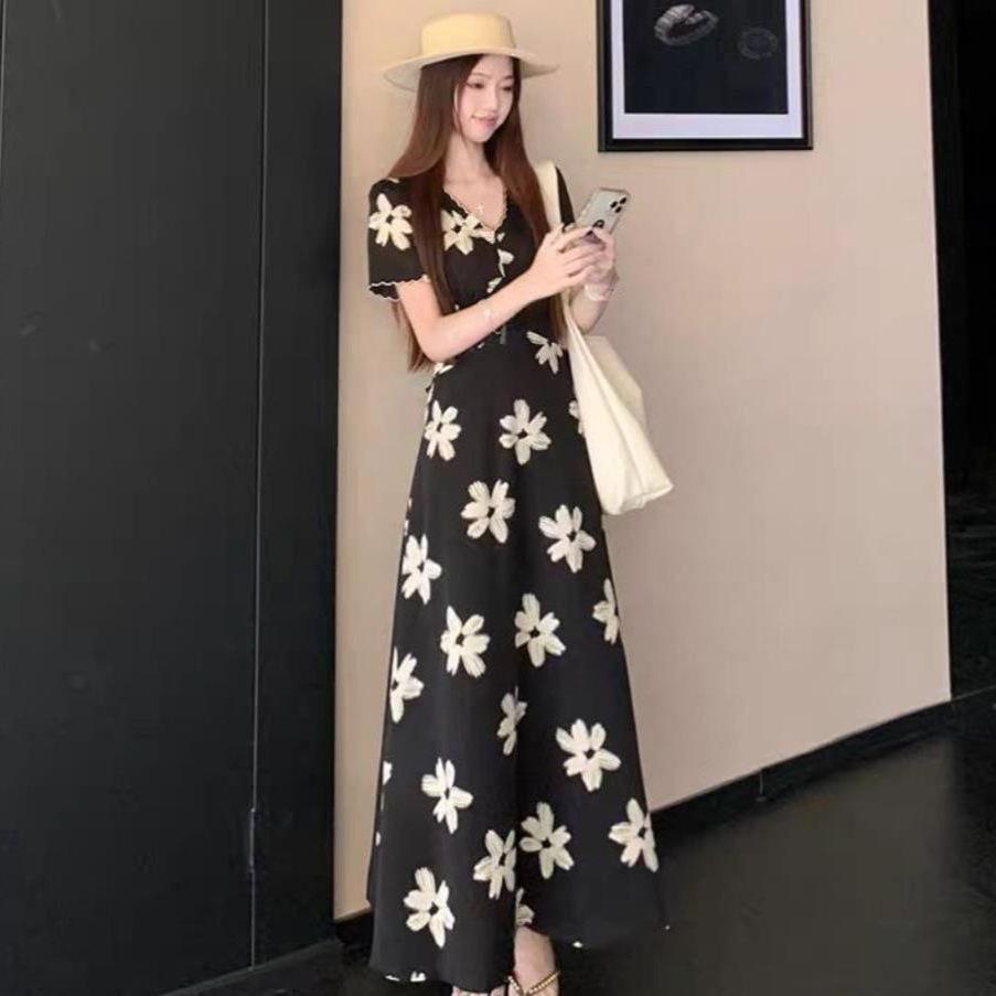 Summer French Retro Black Floral V-Neck Lace Dress with Slimming Waist and Wide Hem