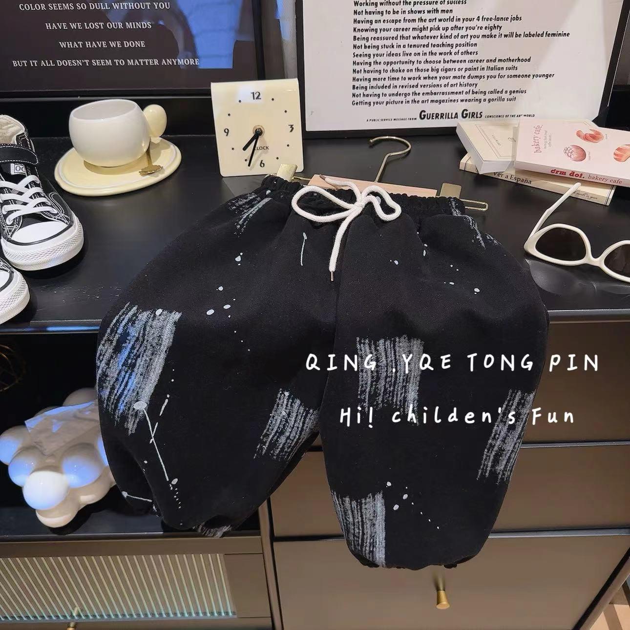 

2024 Осень Брюки в стиле кэжуал в корейском стиле с принтом граффити для мальчиков и девочек 150 cm