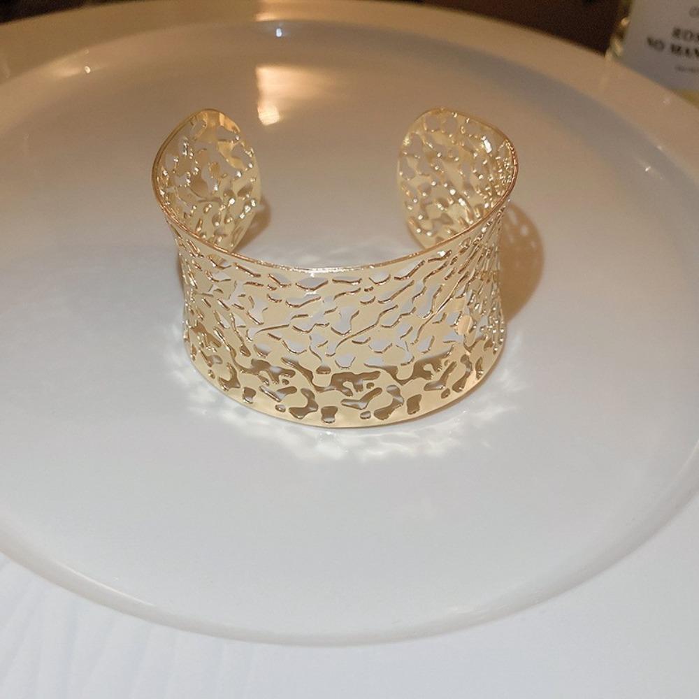 European and American Simple Bracelets, Arm Rings, Niche Cold Wind Temperament Bracelets, High-end Sense and Versatile Jewelry.