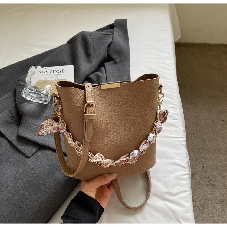 Handheld bucket bag women's 2025 new shoulder Korean version messenger bag popular commuter niche design simple handbag