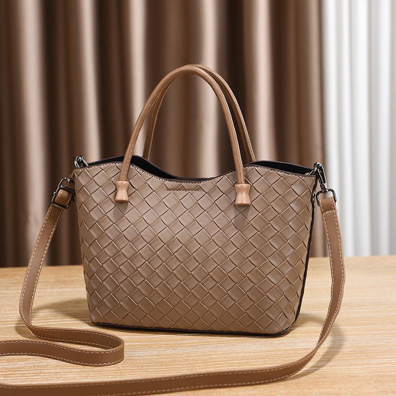 Bag women's 2025 new large-capacity portable shoulder messenger bag high-end fashion women's bag woven bag tide