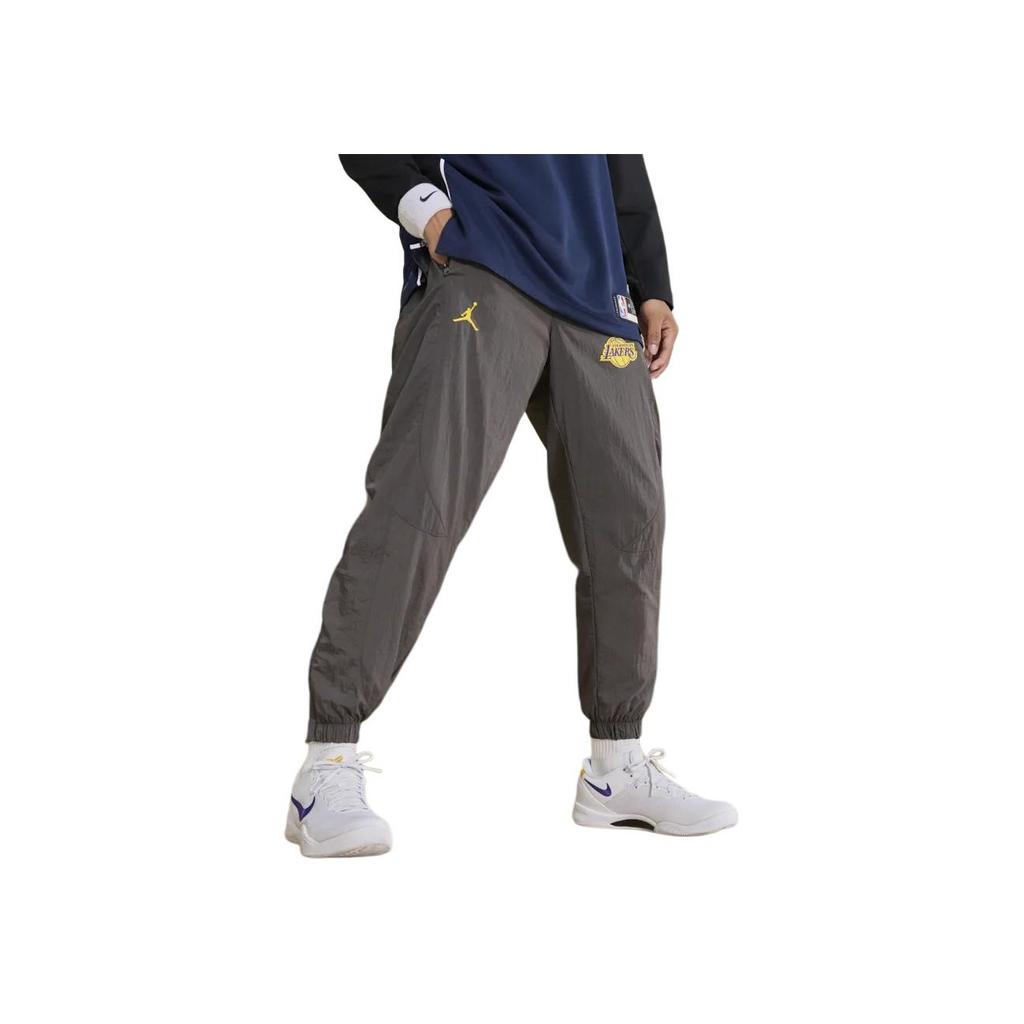 Jordan Courtside Los Angeles Lakers NBA Jam Design s logem s písmeny Ležérní pohodlné pánské kalhoty Středně šedá FV8332-254
