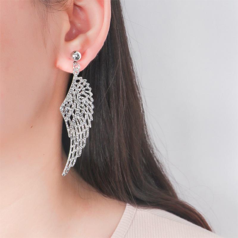 

European & American Fashion Statement Wing Earrings: Unique Design, Long, Retro, Versatile Women s Ear Jewelry. срібний