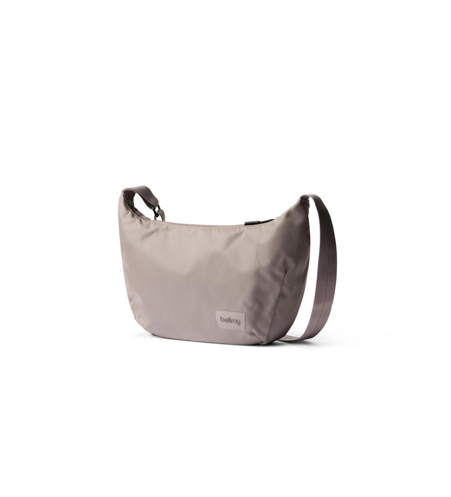 Bellroy Laneway Crescent Mini Umhängetasche für den Alltag Innen und Außen Verstellbar Erstaunliche Speicherkapazität Fawn Tasche, 2,5 L Fassungsvermögen, Verwendung,