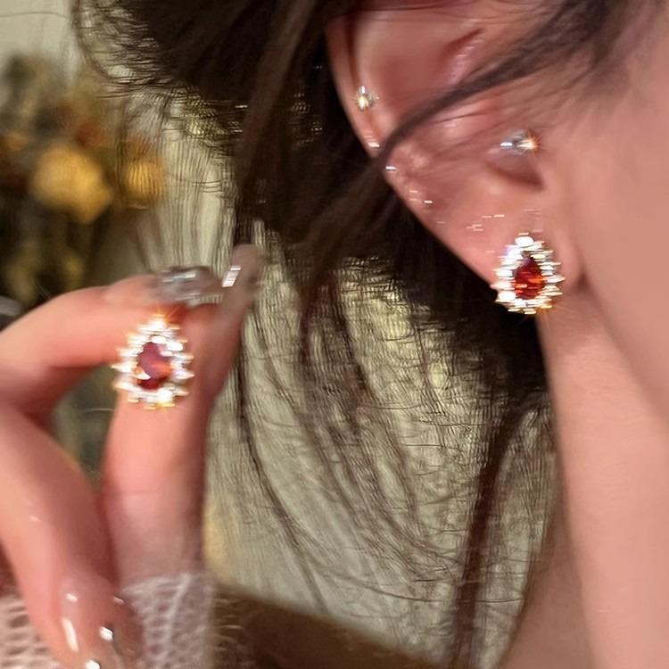 Rose Dewdrop~ Red Court Earrings New Niche Design Stud Earrings Women's Premium Light Luxury Earrings