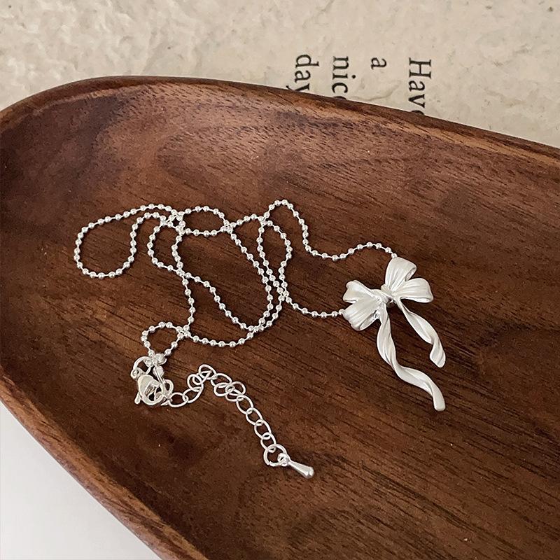 

Матовый бант из серпантина, простое высококачественное ожерелье, женский нишевый дизайн, милая и элегантная темпераментная цепочка на ключицу