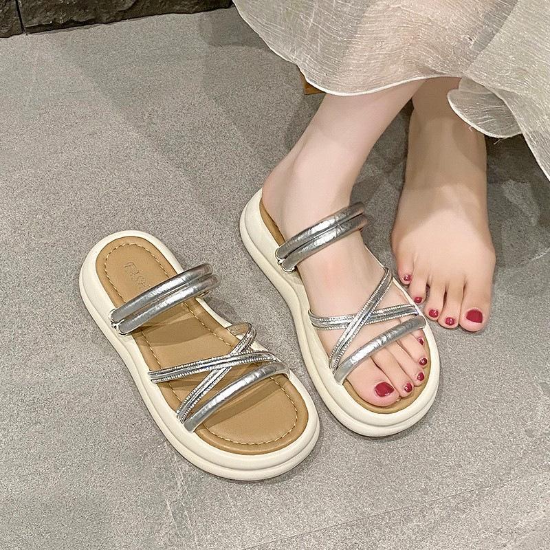 

Две женщины в шлепанцах, новая летняя одежда, универсальные и красивые стразы с юбками, женские шлепанцы на толстой подошве 40 серебряный
