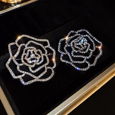 Temperamentvoller glänzender Strass-Blumenbrosche Zarte hohle Blumencorsage für Damen Modische Anzugkleidung Schmuckaccessoire