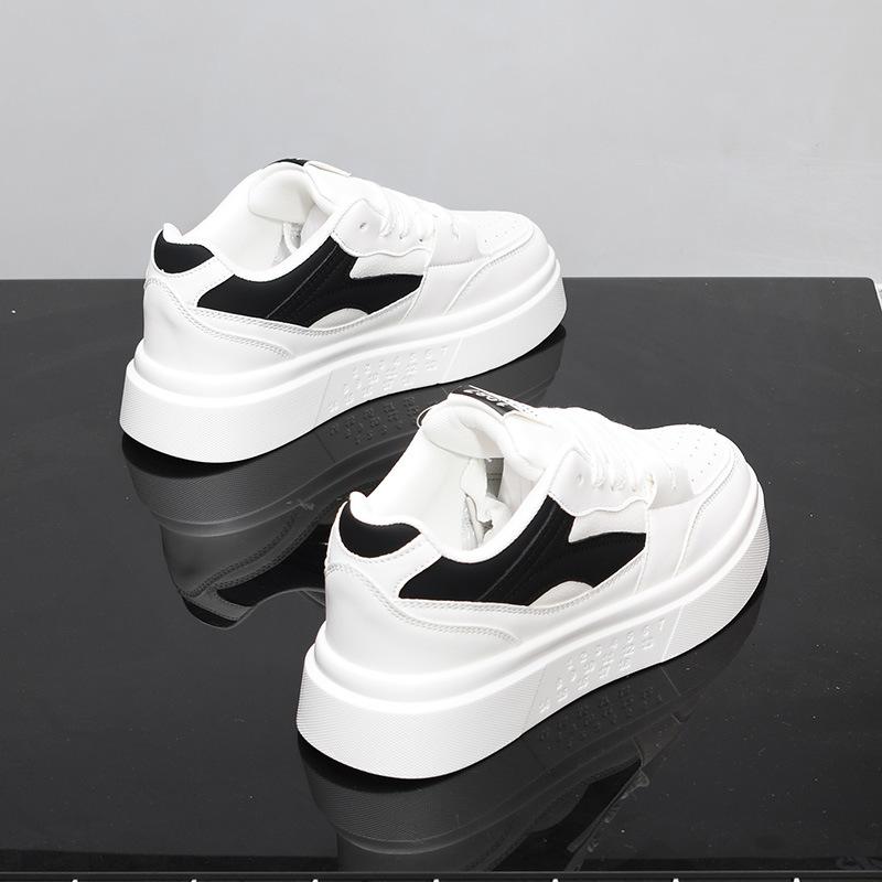 Innenhöhe-erhöhende lässige Board-Schuhe Frühling und Herbst Leder Sportschuhe dicke Sohle Höhe-erhöhend Trendschuhe Paar