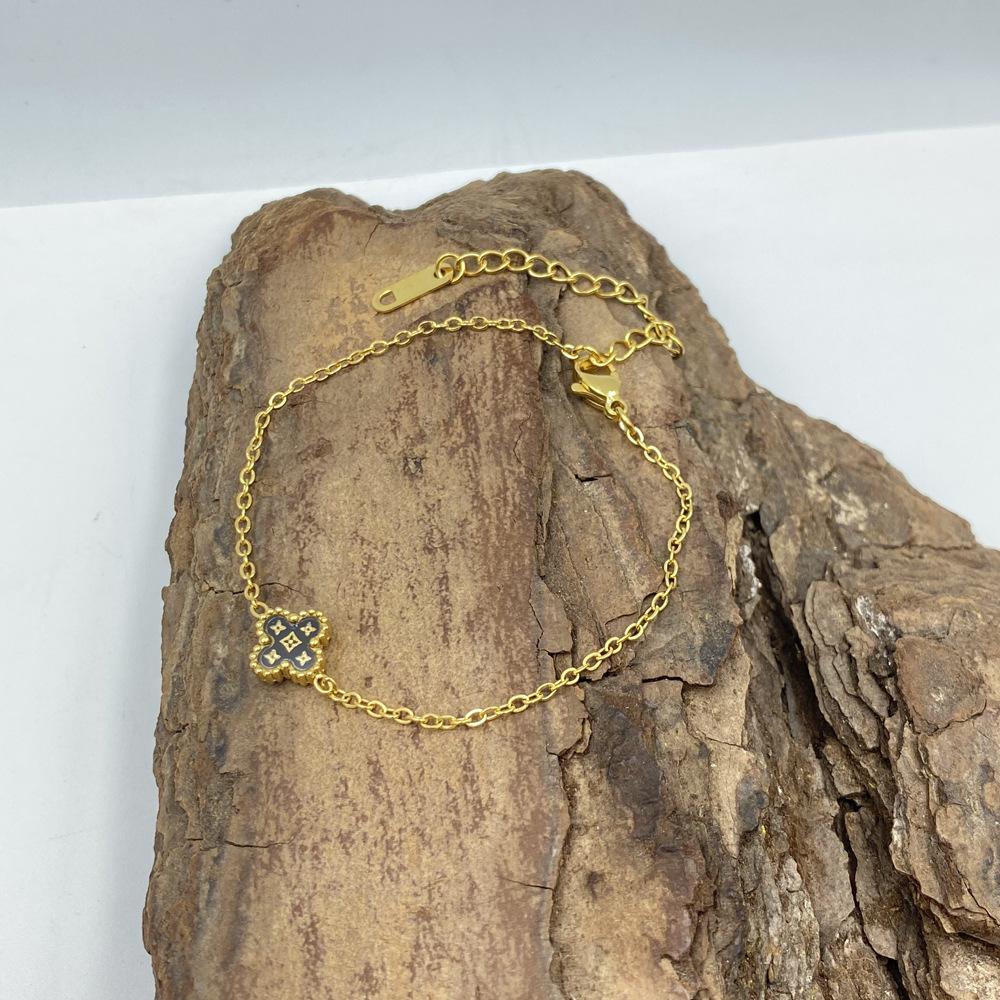 

Браслет из титановой стали 9 мм с четырехлистным клевером и узором в виде звезд. Браслет с четырехлистным клевером на удачу.