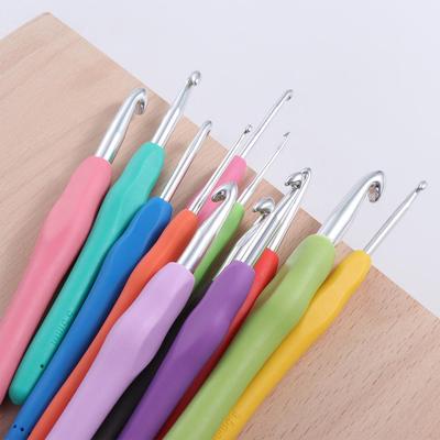 Hliněný háček na háčkování 2.0-10.0mm Háčkovací jehlice Barevná měkká gumová rukojeť Dárek pro maminku