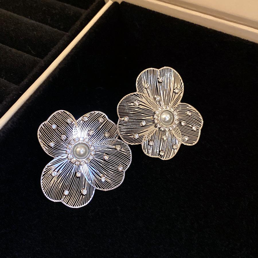 

Silver needle exaggerated diamond-encrusted hollow flower fringed earrings fashion temperament earrings light luxury new personalized earrings