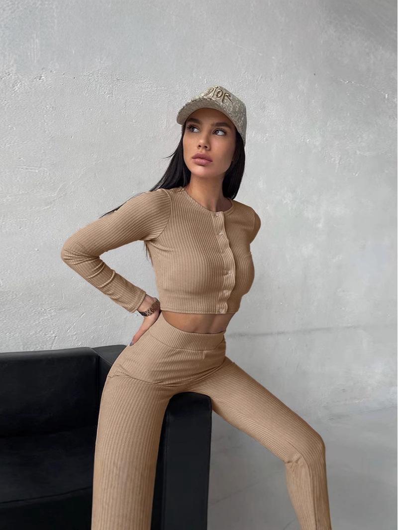 

Женский осенний комплект из двух предметов: расклешенные брюки и топ с длинным рукавом S