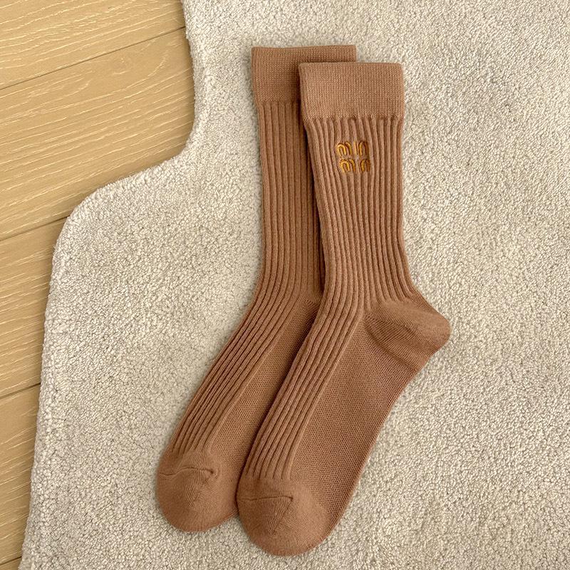 

Белые женские хлопковые носки до середины икры - Miu Style, Осень/Зима, Влагоотводящие, Однотонные, Японская вышивка One Size (Individual Packaging) кофейный