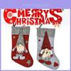 Creatieve Scandinavische kerstmanpoppen en rode kerstsokken als cadeautasjes voor feestelijke decoratie.
