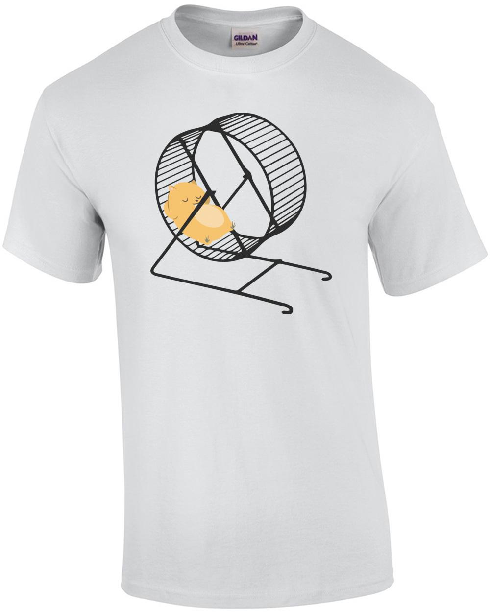 Ленивый хомяк отдыхает на колесе для хомяка. Футболка с хомяком Унисекс футболка XXL
