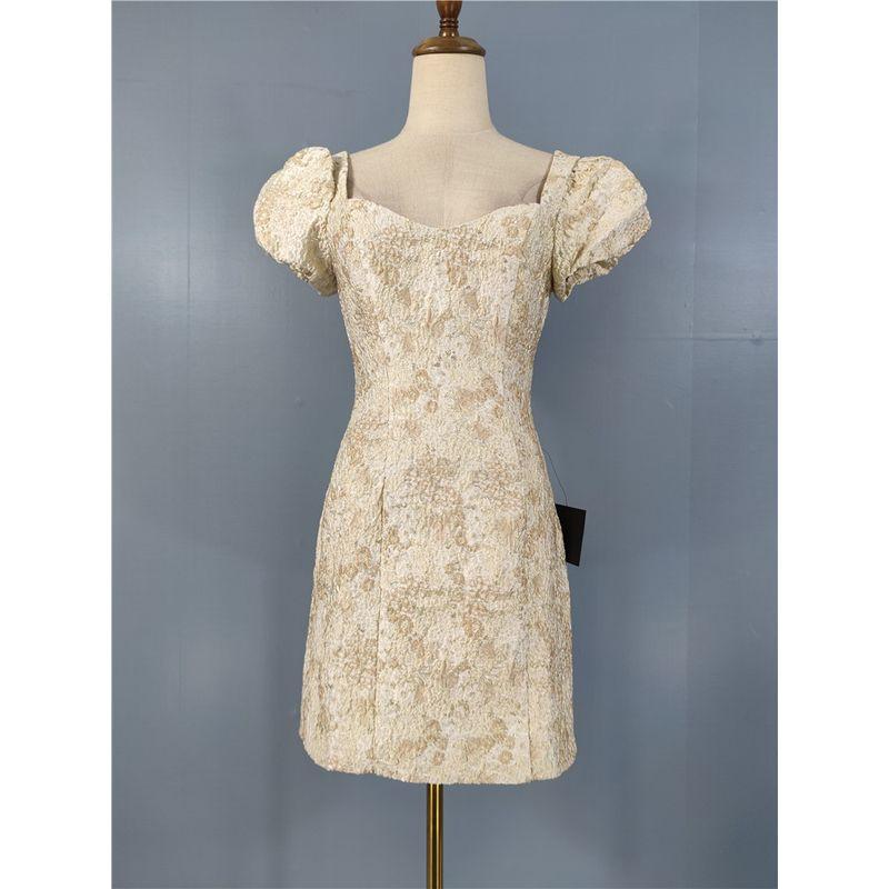 

Платье с завышенной талией, с золотой линией, блестящее, с пышными короткими рукавами, с вогнуто-выпуклыми трехмерными цветами, особого дизайна Champagne Gold XS