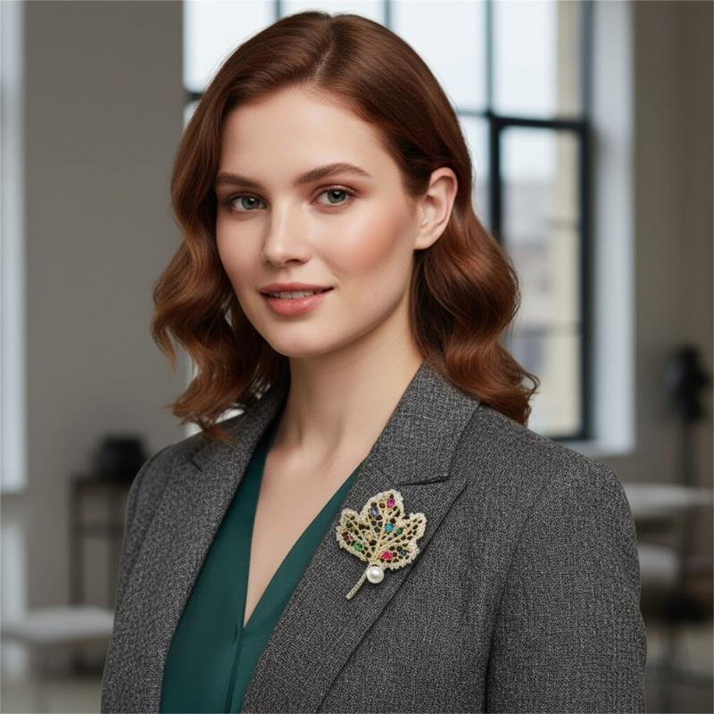 Stilvolle Ahorn-Brosche mit Kristallen Retro-Stil Schmuck mit filigranen Designs Robuste Legierungs-Materialien Ideale Geschenke für Sie