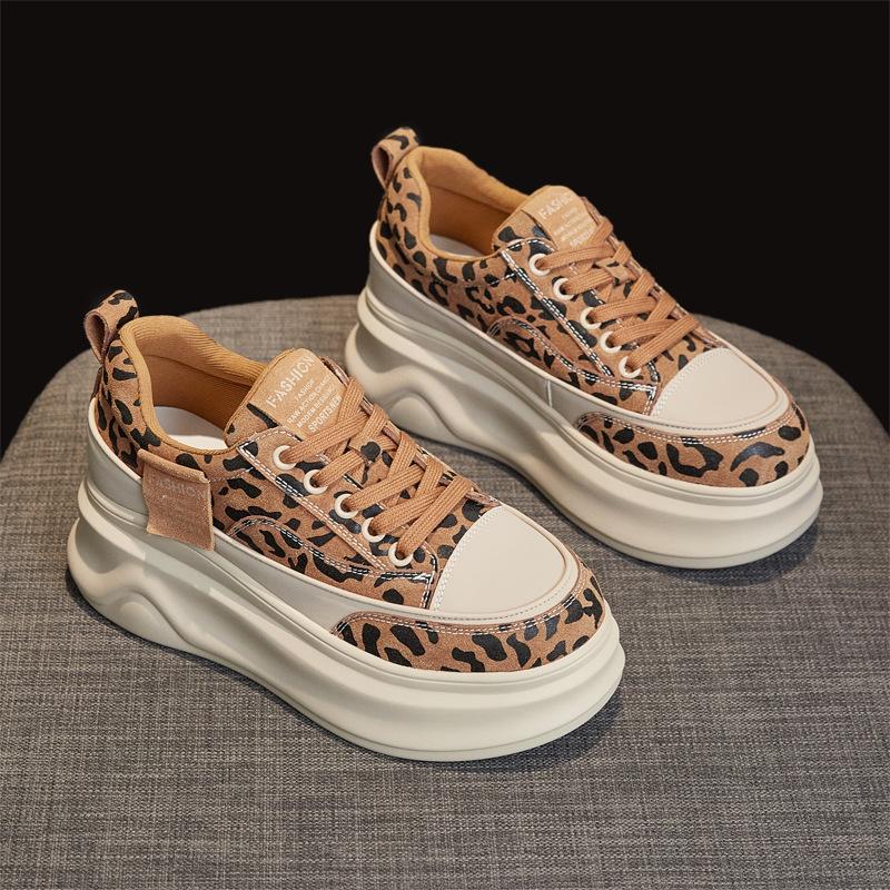 Board shoes women's 2026autumn and winter new sports and leisure thick soled sponge cake board shoes popular single shoe