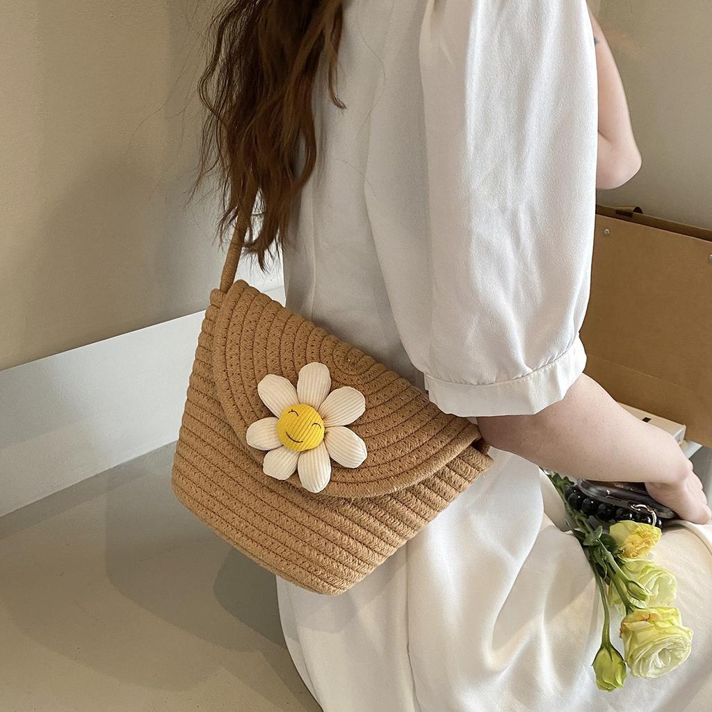 Spring and Summer Korean Cute Little Fragrant Wind Woven Small Flower Contrasting Color Women's Bucket Bag New Women's Shoulder Messenger Bag
