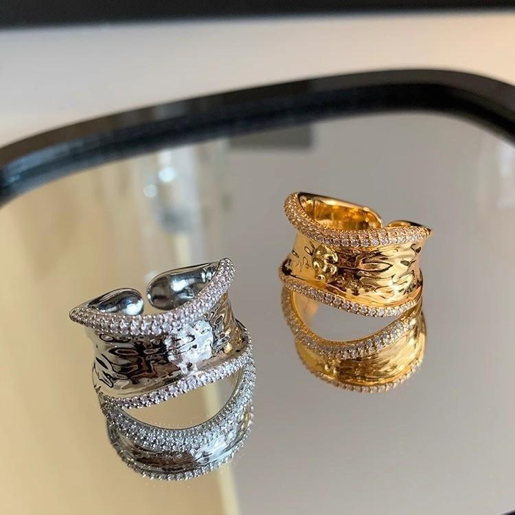 Stilvoller goldener offener Ring für Damen mit einzigartigem unregelmäßigem Strassdesign für modisches Fingeraccessoire