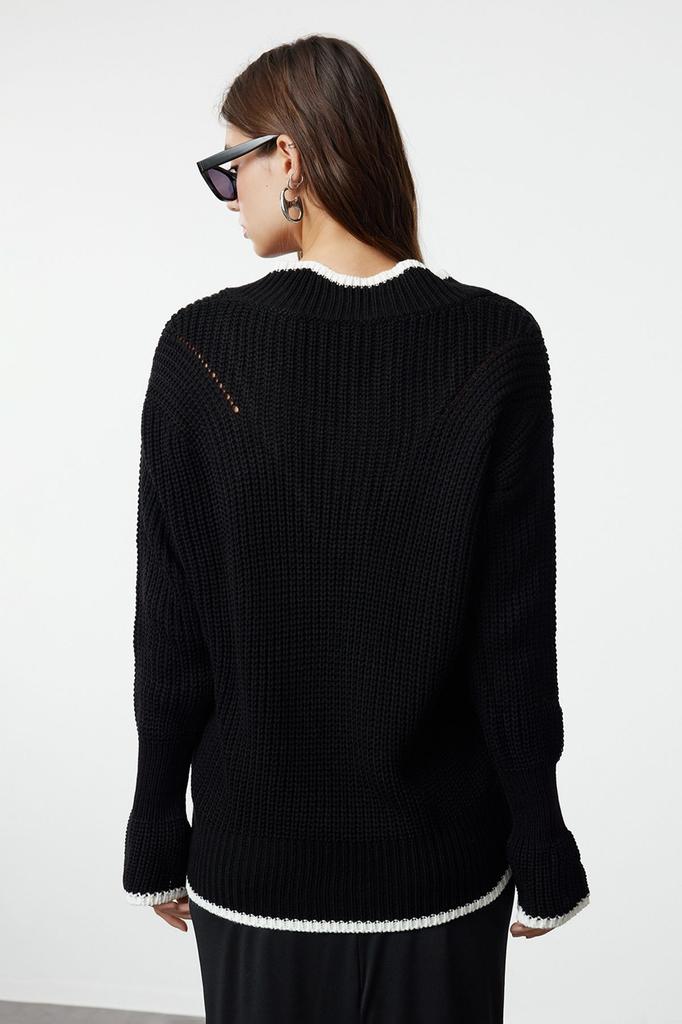 Women's Fashionable Stylish Sweater Black Wide Fit Color Blocked Knitwear Sweater