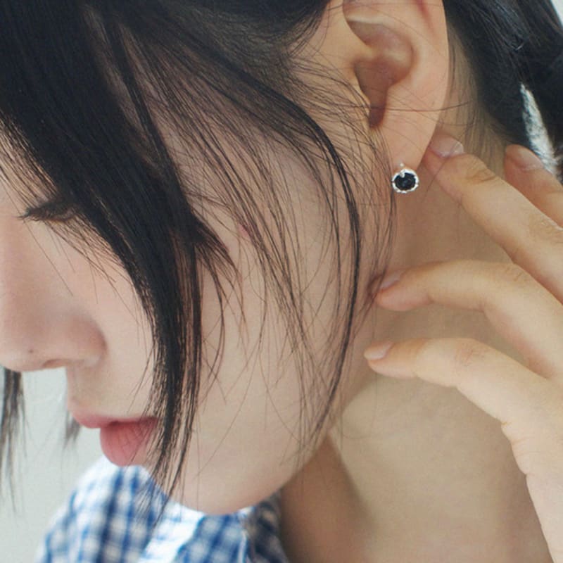 

PONY PRESS CLUB [925 silver] Mini Stone Earring (Black) Black