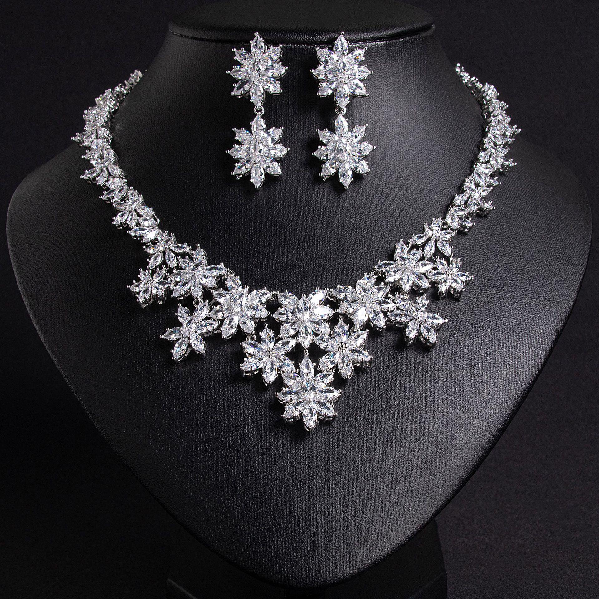 

Роскошный Рождественский Набор Ожерелье и Серьги с Циркониевыми Цветами и Лозой