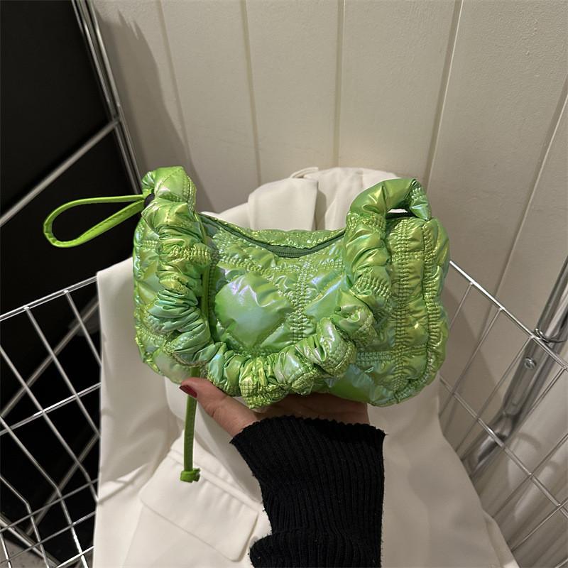 

Trendy Lightweight Shoulder Bag In Soft Down Material With Colorful Gradient And Pleated Design зелёный
