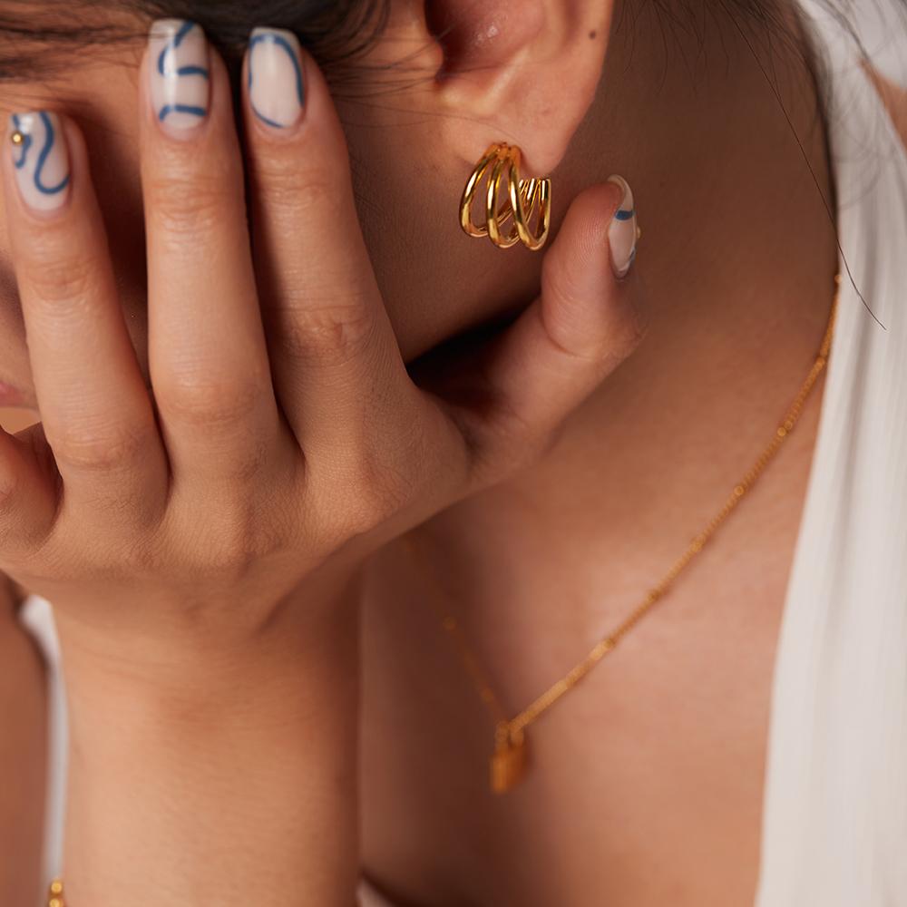 Youthway Glänzende Drei-Linien-Stecker aus Titanstahl Gussstruktur PVD-vergoldet Bling Goldfarbe Modischer Glänzender Schmuck