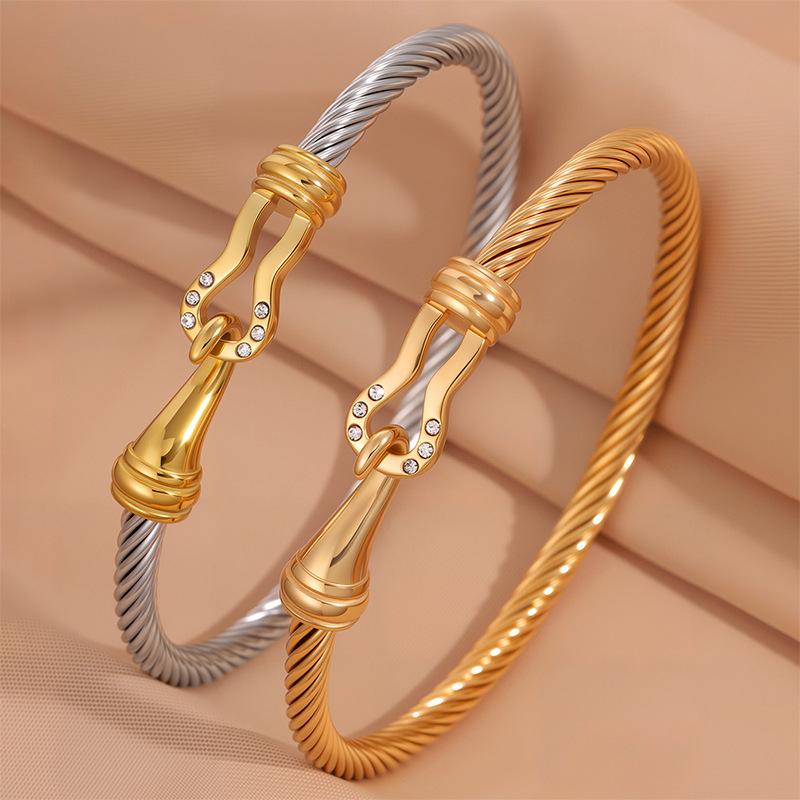 European and American Non-fading Heart-shaped Horseshoe Open Bracelet for Women
