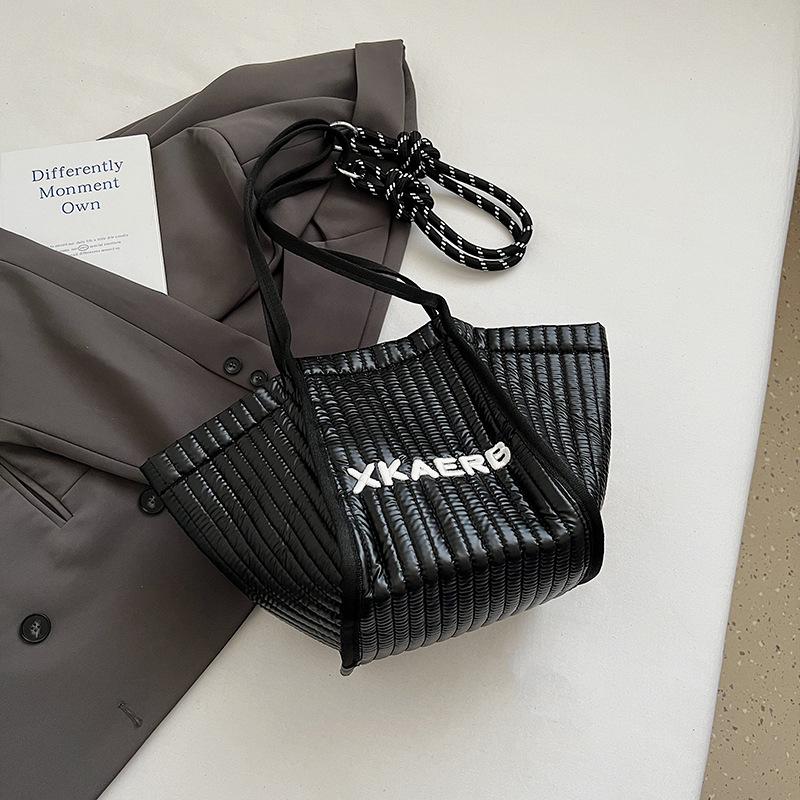 

Silver High-End Crossbody Dumpling Bag - Stylish, Large Capacity, Trendy Shoulder Bag for Commuters