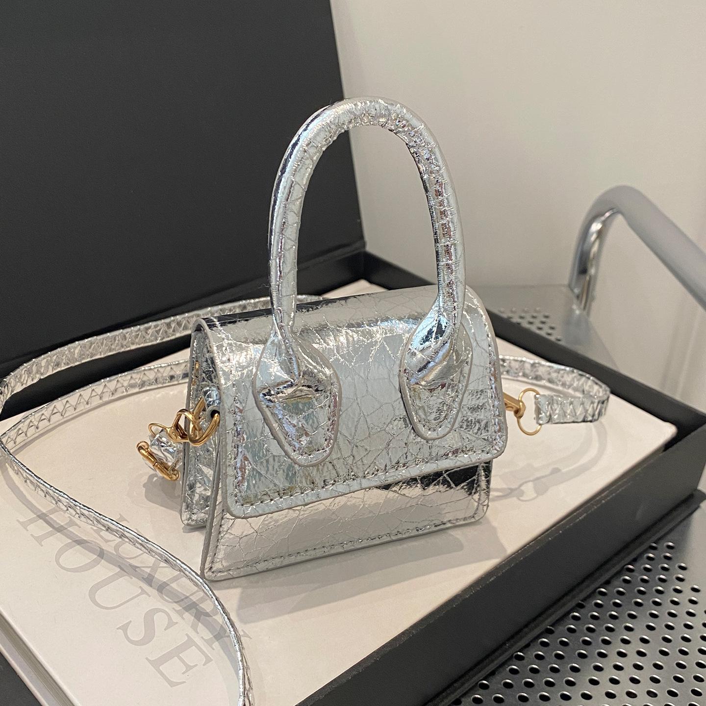 

Mini bag women s fashion and foreign style simple 2025 new personalized retro casual shoulder crossbody portable small square bag серебряный