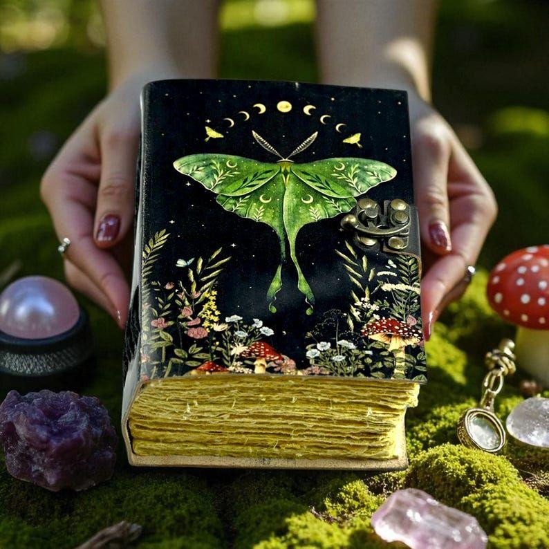 

400-страничный кожаный журнал «Лунный мотылек» – Большой винтажный гримуар, Книга теней для записей заклинаний, Записная книжка для ведьм, Небесный подарок для нее/него 7 x 5 in