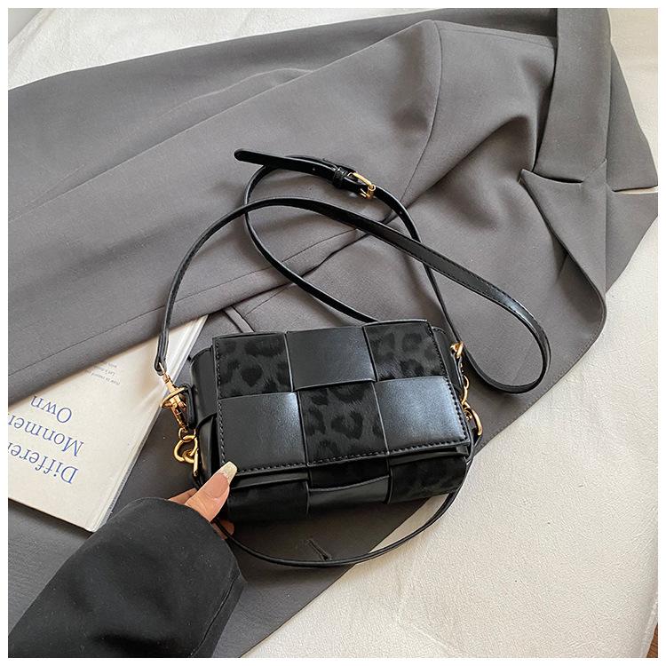 Korean version of niche contrasting color woven small square bag 2025 new versatile retro trend shoulder bag ins messenger women's bag