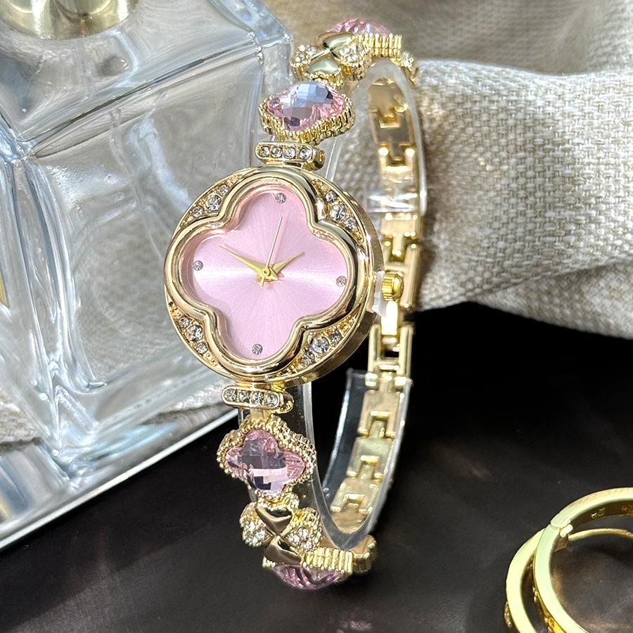 

Clover Flower South East Asia Temperament Fine Bracelet Watch Niche Vintage Quartz Ladies Watch розовый