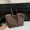 Today's popular bags are women's new fashionable retro leopard print tote bags, student school bags, lightweight handbags.