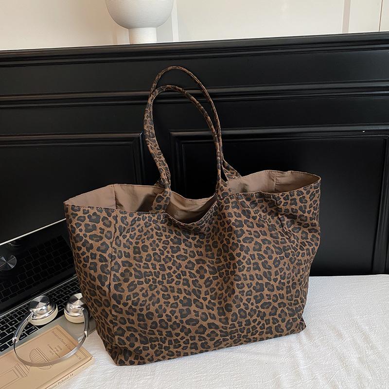 Today's popular bags are women's new fashionable retro leopard print tote bags, student school bags, lightweight handbags.