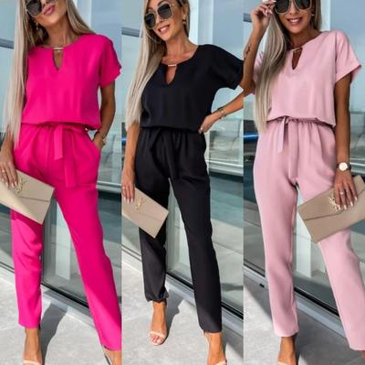 Tuta estiva INS con scollo a V, maniche corte, vita elasticizzata e tasche applicate per donna