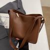 2025 new fashion niche retro Maillard simple bucket bag women's temperament commuter versatile messenger bag