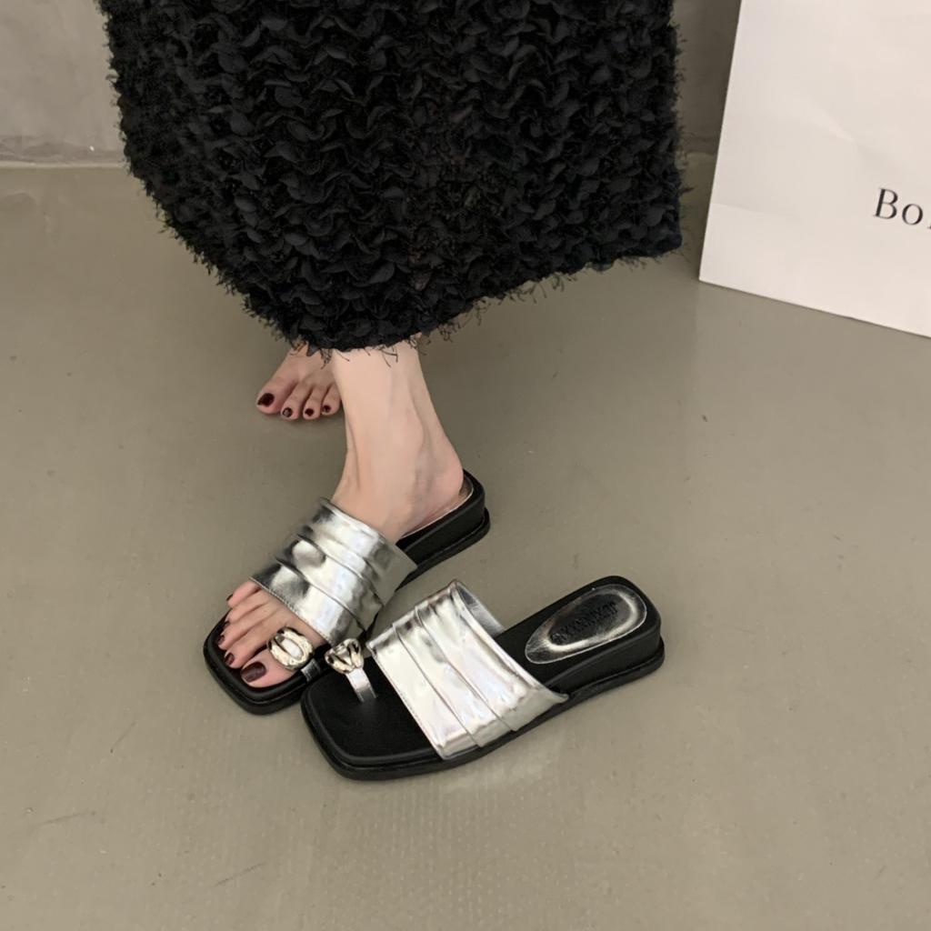 Fashion pleated one-word drag slope heel set toe slippers women's summer wear 2025 new metal buckle beautiful cool slippers