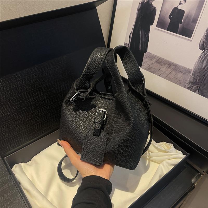 

Ретро текстурная женская сумка 2025 весна новая мода простая сумка-ведро универсальная сумка-мессенджер чёрный