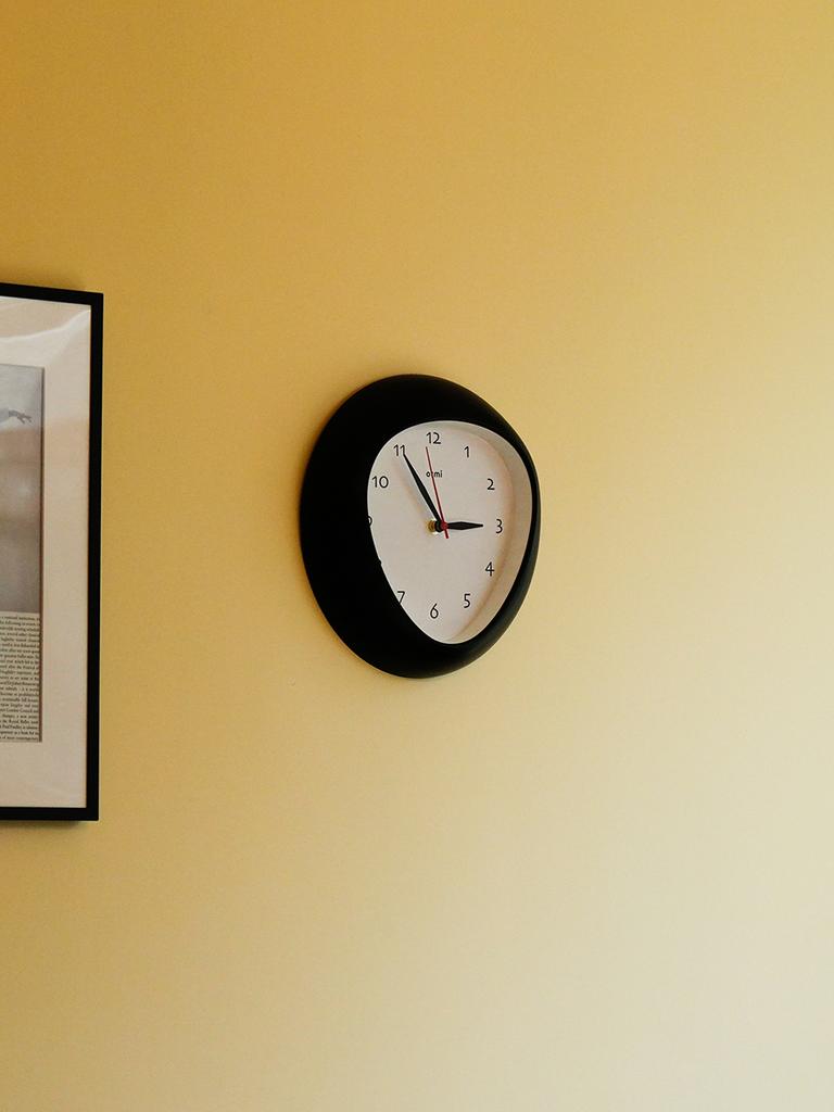Ainobia Ormi Round Wall Clock