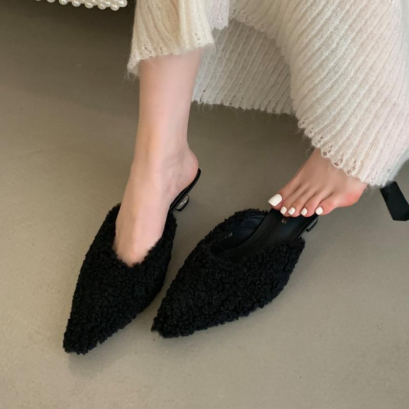 

Cool slippers winter new half-tray bag head women s shoes wear bag head half-drag lazy low-heeled women s slippers 35 чорний